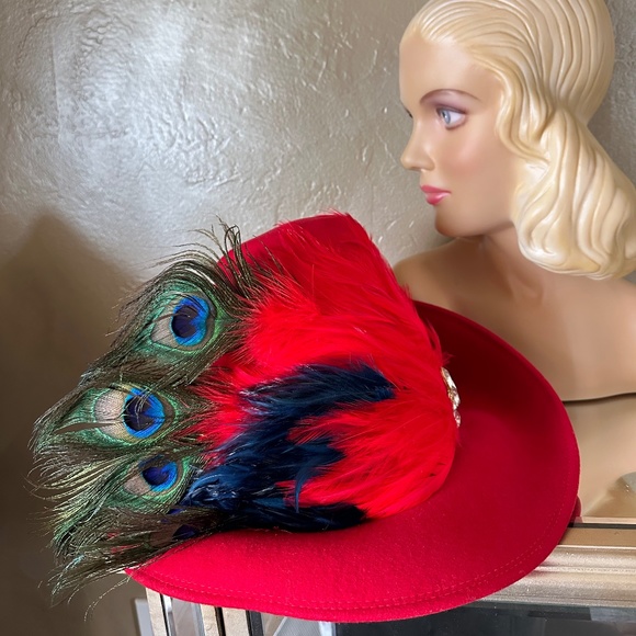 REGAL RED FELT VINTAGE HAT WITH CONICAL CROWN + FEATHER SPRAYS + BROOCH - Picture 12 of 15